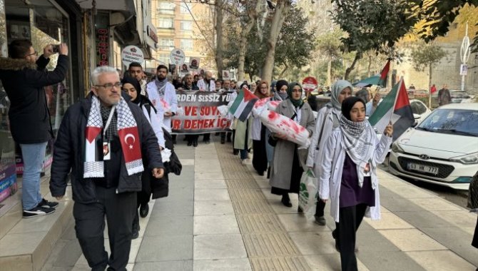 Elazığ ve Siirt'te sağlık çalışanları Gazze için yürüdü