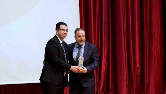 “Yılın Yenilikçi Dahili Bilimler Doktoru Ödülü” Prof. Dr. Akgün’ün
