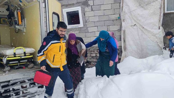 Ağrı’da Hamile Kadın Paletli Ambulansla Kurtarıldı