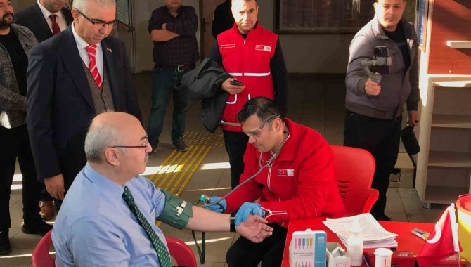 Vali Köşger’den Kan Bağışı Kampanyasına Destek