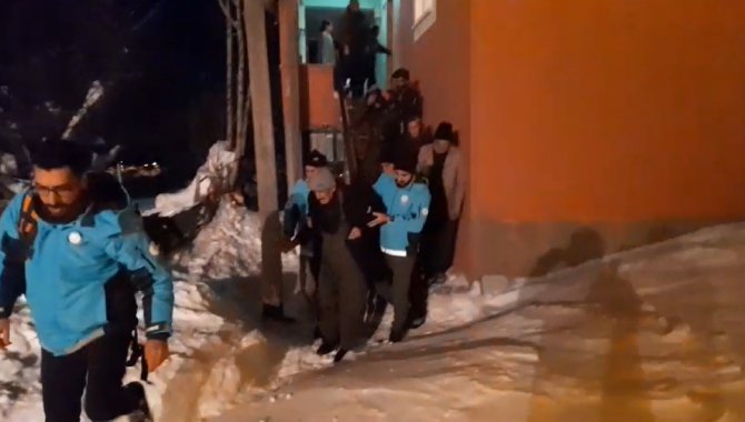 Kar Nedeniyle Ulaşılamayan Köydeki 76 Yaşındaki Hastanın Yardımına Umke Yetişti