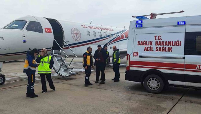 Ambulans uçakla getirildiği Türkiye'de sağlığına kavuşan hekimden teşekkür ziyareti