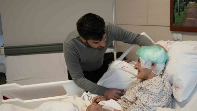 Beyin Kanaması Geçiren 112 Yaşındaki Hasta Riskli Operasyon Sonrası Sağlığına Kavuştu