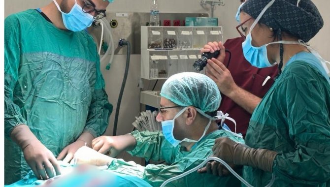 Fethi Sekin Şehir Hastanesi’nde İlk, Kemiğe İmplante İşitme Cihazı Takıldı