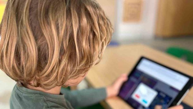 İki Yaşında Tablet Kullanan Çocuk, 10 Yıl Masa Başında Çalışan Gibi Fıtık Olabilir
