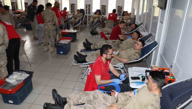 Askerler Kan Ve Kök Hücre Bağışı Yaptı