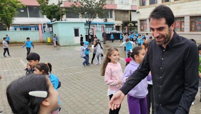 Siirt'te nefes borusuna demir parçası kaçan öğrenci Heimlich manevrasıyla kurtarıldı