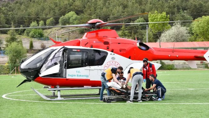 Testere ile parmağı kesilen kişi ambulans helikopterle Trabzon'a sevk edildi