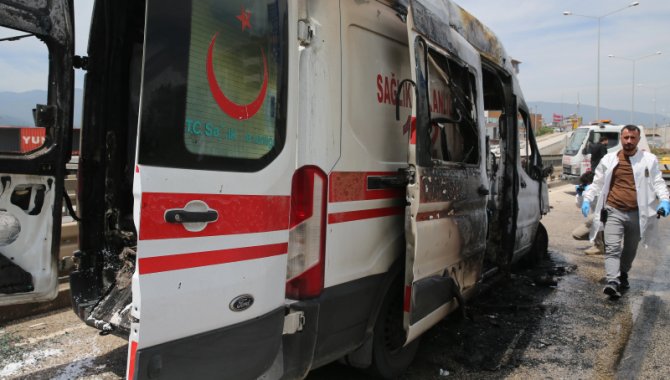 Hatay'da seyir halindeki ambulansta yangın çıktı