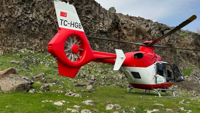 Van'da attan düşerek yaralanan kişi, ambulans helikopterle hastaneye kaldırıldı