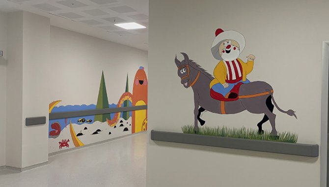 Yalova'da Güzel Sanatlar Lisesi öğrencileri hastane koridorlarını resimleriyle renklendirdi
