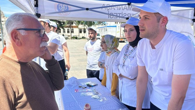 Tokat'ta diş hekimleri, vatandaşları ağız ve diş sağlığı konusunda bilgilendirdi