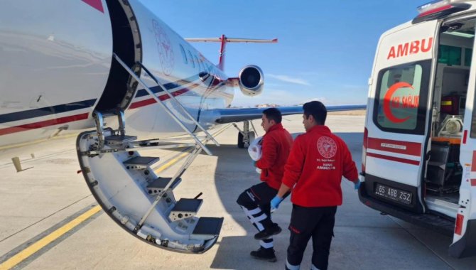 Van'da kalp yetmezliği olan bebek, ambulans uçakla İstanbul'a sevk edildi