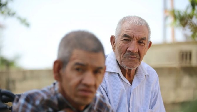 Fedakar baba engelli oğluna gözü gibi bakıyor