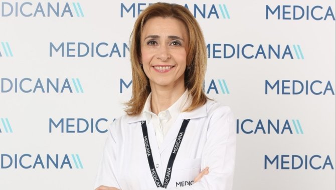 Makyaj Yaparken Göz Sağlığına Dikkat Edin