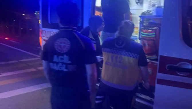 Rize'de ambulans ile otomobilin çarpıştığı kazada sağlık personeli yaralandı