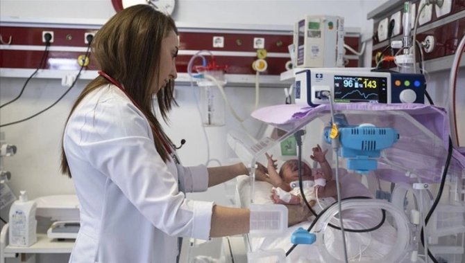 6 günlük bebeğe "milimetrik" yemek borusu operasyonu