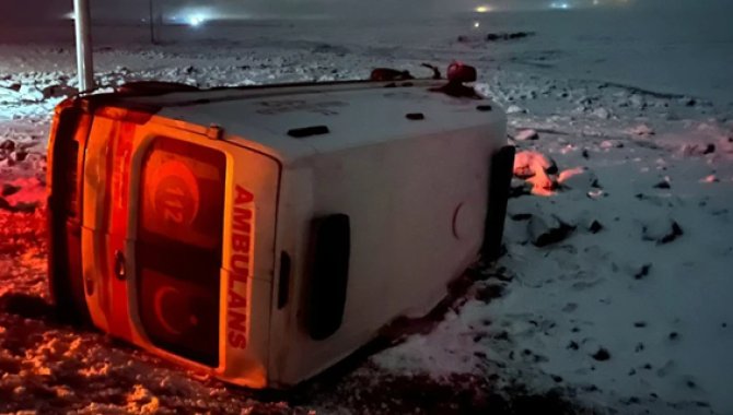 Şanlıurfa'da devrilen ambulanstaki 1 kişi yaralandı