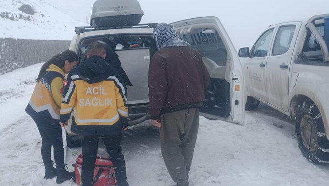 Siirt'te kar nedeniyle mahsur kalanlar kurtarıldı