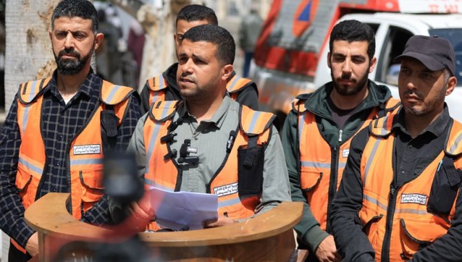 Filistinli sivil savunma çalışanı, Gazze'de naaşlarına ulaştıkları meslektaşlarını İsrail askerlerinin infaz ettiğini açıkladı