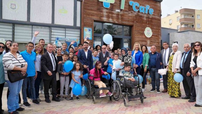 Tarsus'ta "otizmde farkındalık" söyleşisi düzenlendi