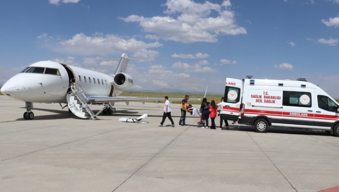 Ağrı'da rahatsızlanan Down sendromlu çocuk, ambulans uçakla Ankara'ya gönderildi