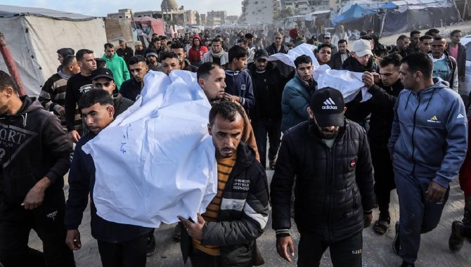 İsrail'in Gazze'ye saldırılarında can kaybı son 24 saatte 116 artarak 56 bin 647'ye yükseldi