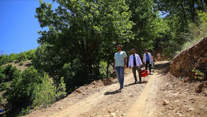 Yüksek rakımlı yerleşim yerlerindeki yaşlı ve yatalak hastalara hizmet için dağları aşıyorlar
