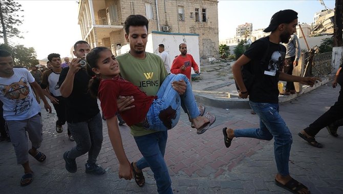 İsrail'in Gazze'ye düzenlediği saldırılarda 36'sı insani yardım bekleyen 64 Filistinli hayatını kaybetti