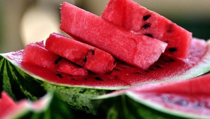 Hijyen kurallarına uyulmadan tüketilen karpuz zehirleyebilir