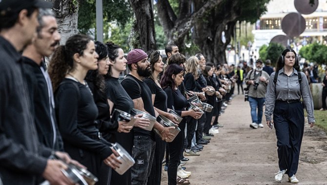 İsrail'in açlığa mahkum ettiği Gazzeliler, boş tencerelerle eylem yaptı