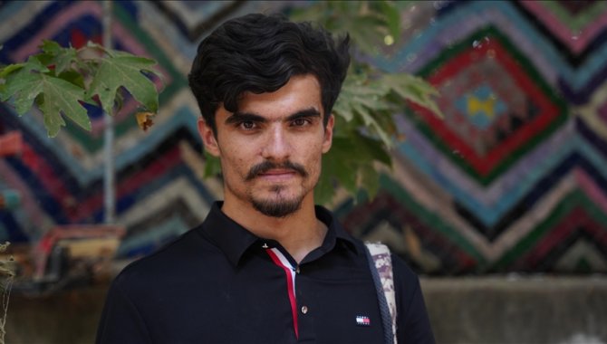 Halepçeli çevre ve hayvan dostu engelli genç, atık şişeleri yem ve su kabına dönüştürüyor