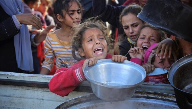 Gazze'de sağlık sorunları bulunan 2 kardeş yetersiz beslenme nedeniyle ölümle pençeleşiyor