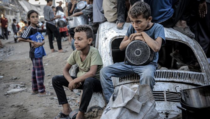 Gazze'de bir grup gazeteci, çocuklarla dayanışma için açlık grevine başladı