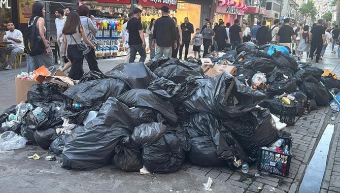 İzmir Konak'ta çöplerin toplanmaması tepkilere neden oluyor