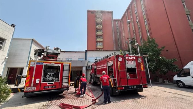 Mersin'de eski hastane binasında çıkan yangın söndürüldü
