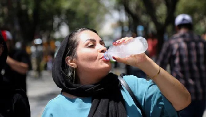 İran'ın Yezd eyaletinde aşırı sıcaklar nedeniyle devlet daireleri yarın için tatil edildi