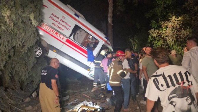 Bursa'da kamyonet ile ambulansın çarpıştığı kazada ölen kadının cenazesi defnedildi
