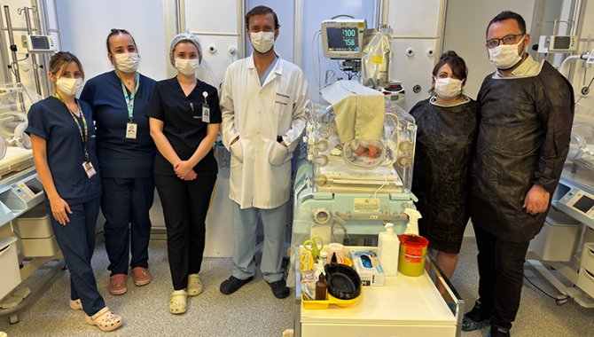 İç organları dışarıda doğan bebek, ailesi ve doktorların kararlılığıyla yaşama tutundu