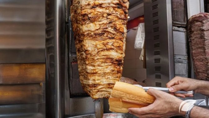 Kocaeli'de 999 kişinin tavuk dönerden zehirlenmesine ilişkin 2 kişi hakkında dava açıldı