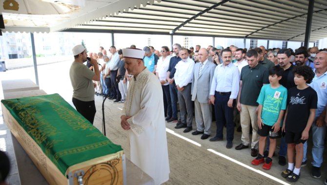 Balkonunda yorgun mermiyle başından yaralanan ve dün yaşamını yitiren doktor toprağa verildi