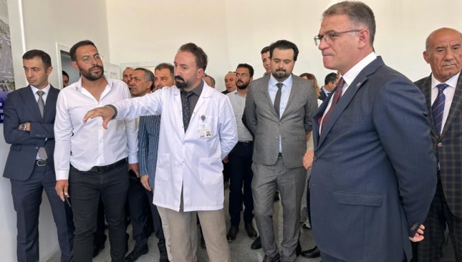 Van Valisi Balcı, şehir hastanesi inşaat alanında incelemelerde bulundu