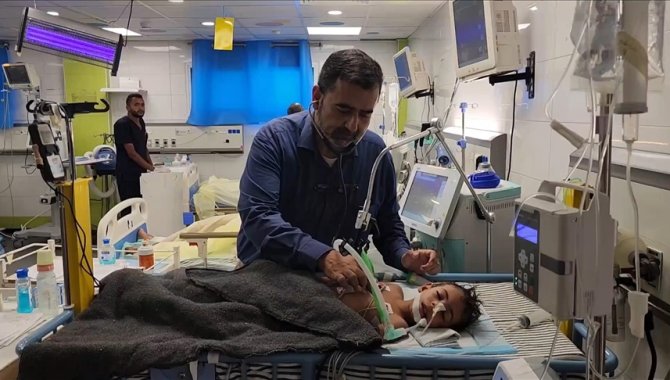 Gazze'de doktorlar "açlıktan" ayakta durmakta zorlansa da hayat kurtarmaya çalışıyor