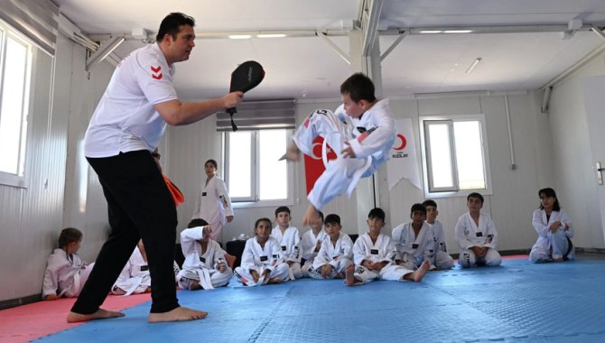 Depremzede çocuklar tekvandoyla rehabilite oluyor