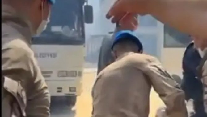 Çanakkale'deki orman yangınında jandarma ve komandolardan bakım merkezindeki yaşlılara yardım eli