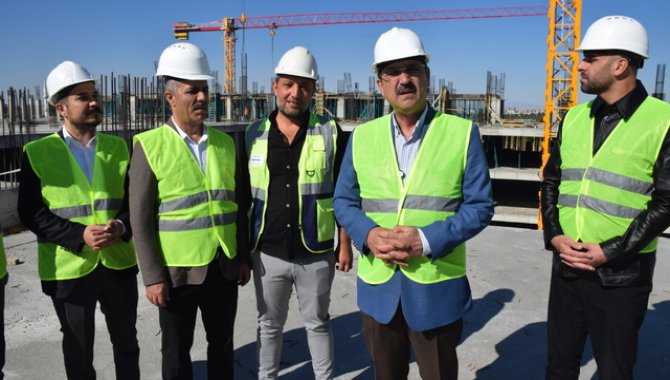 Milletvekili Nasıroğlu, yapımı süren hastanenin inşaatında incelemede bulundu