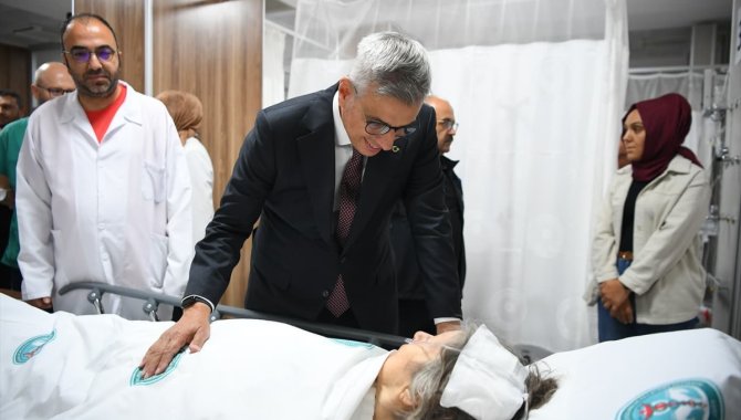 Sağlık Bakanı Memişoğlu Balıkesir'deki depremde yaralanan vatandaşları ziyaret etti