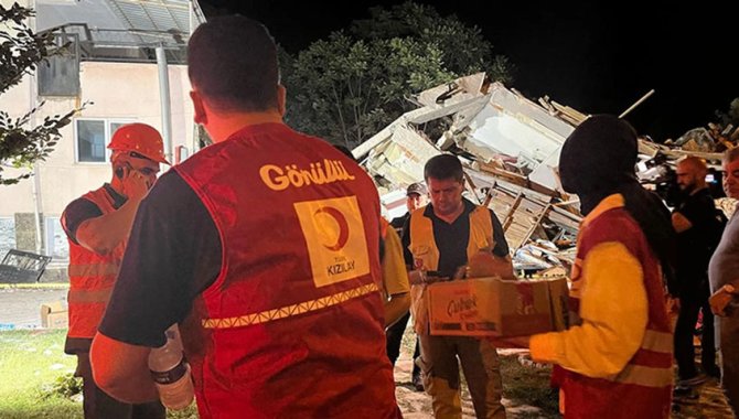 Türk Kızılay, Balıkesir'deki deprem sonrası bölgede beslenme desteği sağlıyor