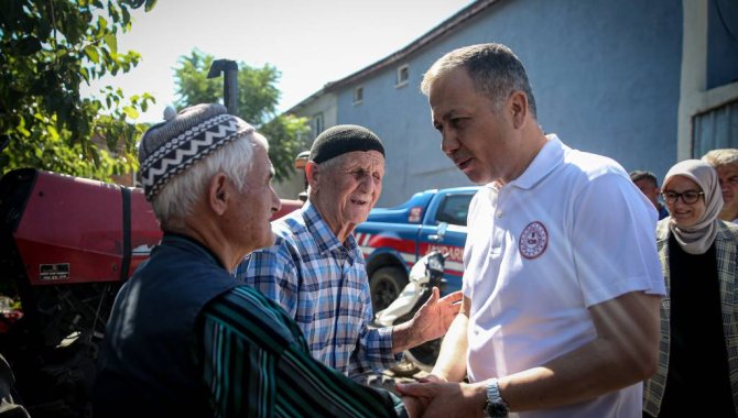 İçişleri Bakanı Ali Yerlikaya, Sındırgı'daki deprem bölgesinde incelemelerde bulundu: