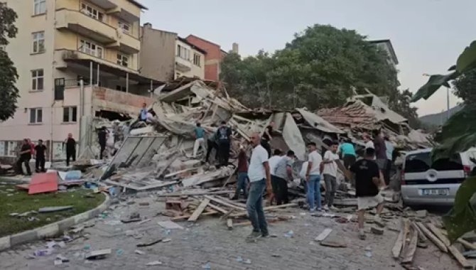 Balıkesir'deki depremde yıkılan binanın enkazı kaldırılmaya başlandı